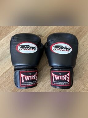 Twins Special BGVL3 Black Leather Boxing Gloves 12 Oz Excellent Condition